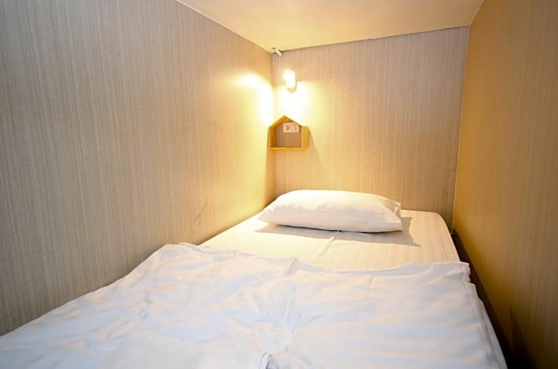 Good Day Hostel Бангкок Экстерьер фото